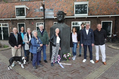 850750 Groepsportret van leden van de familie Geesink en enkele vrienden bij het borstbeeld van de beroemde judoka en ...
